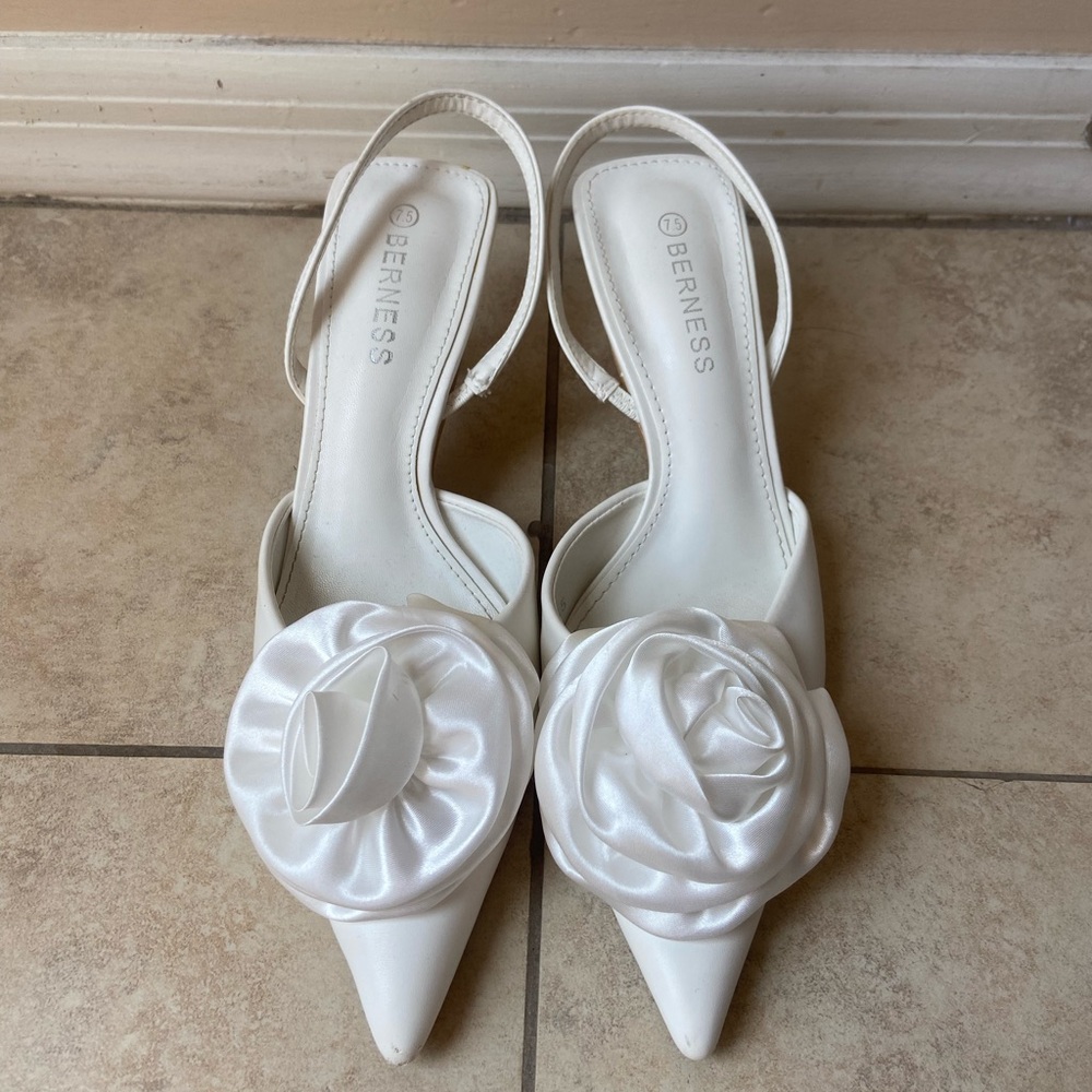 White Floral Slingback Mid-Heel Pumps